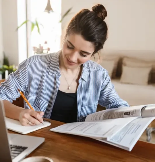 Estudante revisando conteúdo de inglês para as provas