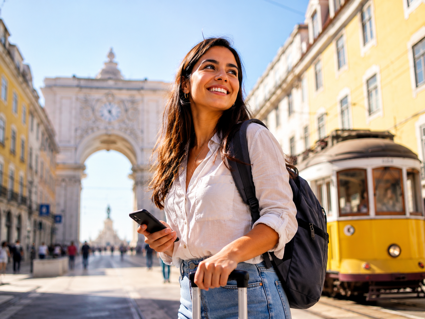 Viajante em cidade europeia com mala e celular